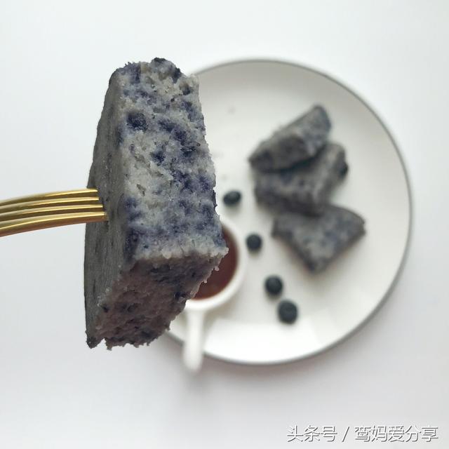 寶寶輔食｜藍莓奶香米糕，鬆軟好嚼，非常好吃的一款寶寶手指食物