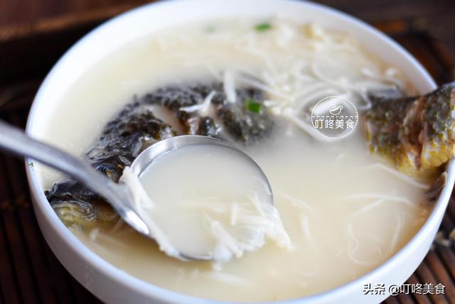 燉鯽魚湯時，別只會加水了！多加這1樣，魚湯奶白香濃，魚肉不腥