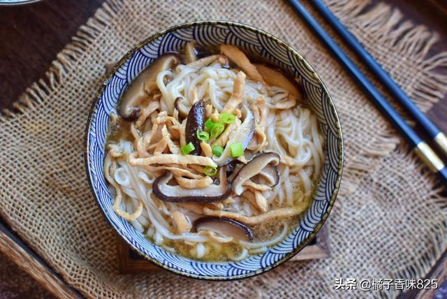 孩子上學很辛苦，早餐不可忽視，15分鐘搞定的雞絲麵，營養又滋補