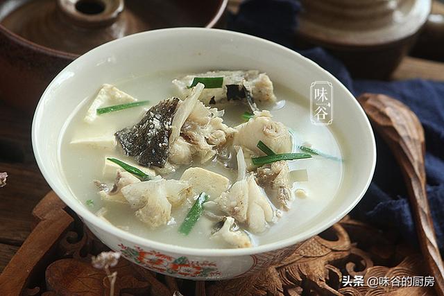 éåå±±æç±åçé±¼å¤´è±èæ±¤ï¼å¥½åæè¯çªï¼æ±¤ç½å¦çå¥¶ï¼è¥å»åç¾å³