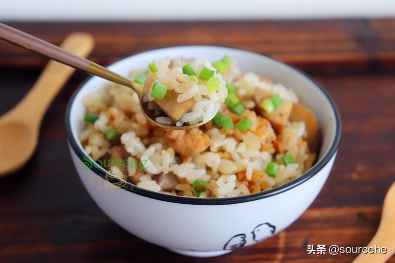 芋頭雞腿燜飯太香了，飯菜合一，粒粒芳香，女人要多吃