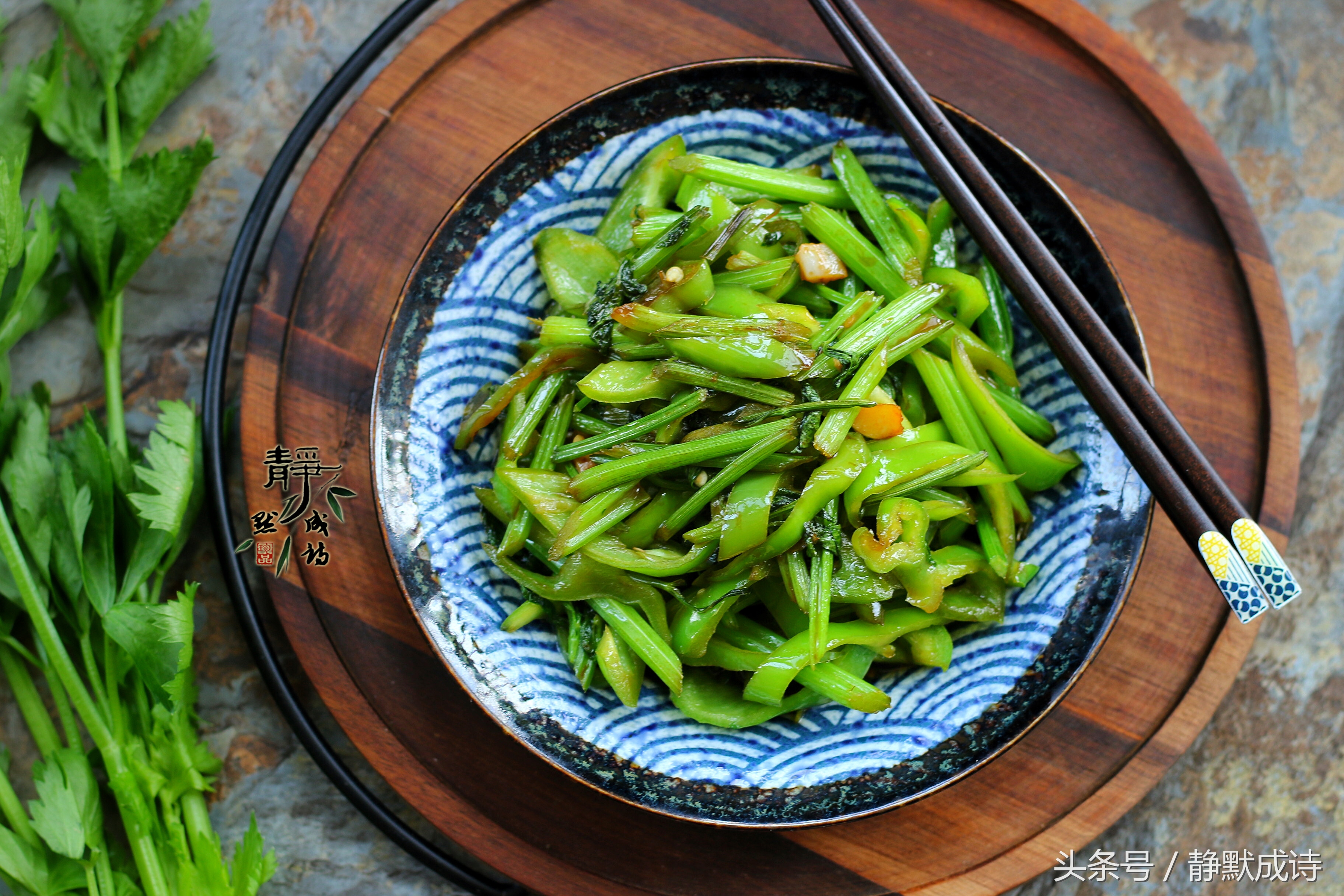 芹菜這樣炒，比放了肉還香，我家夏天就好這一口，超開胃