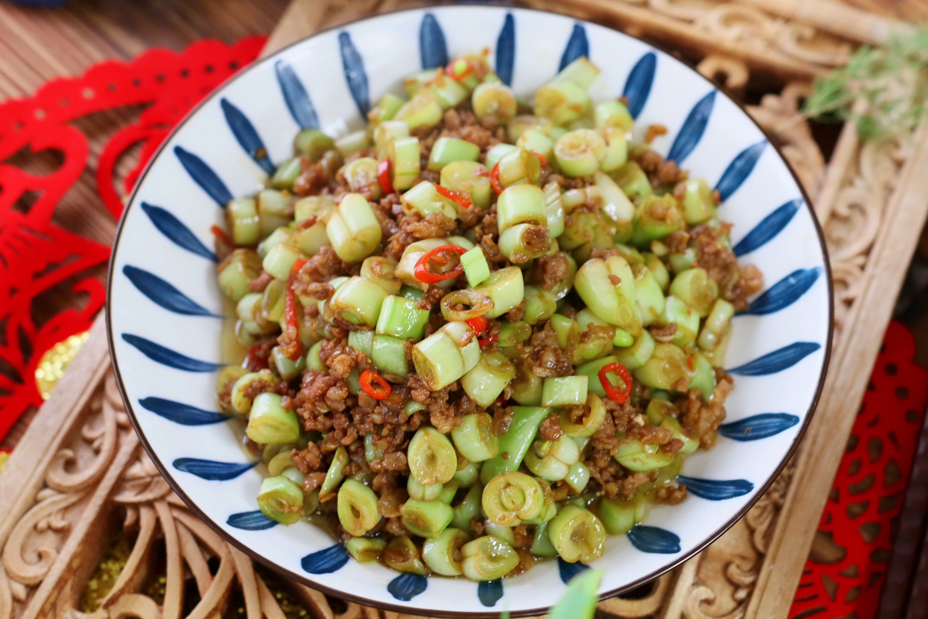 一兩個人“就地過年”，教你用豆角做一道下飯菜，拌面拌飯都賊香