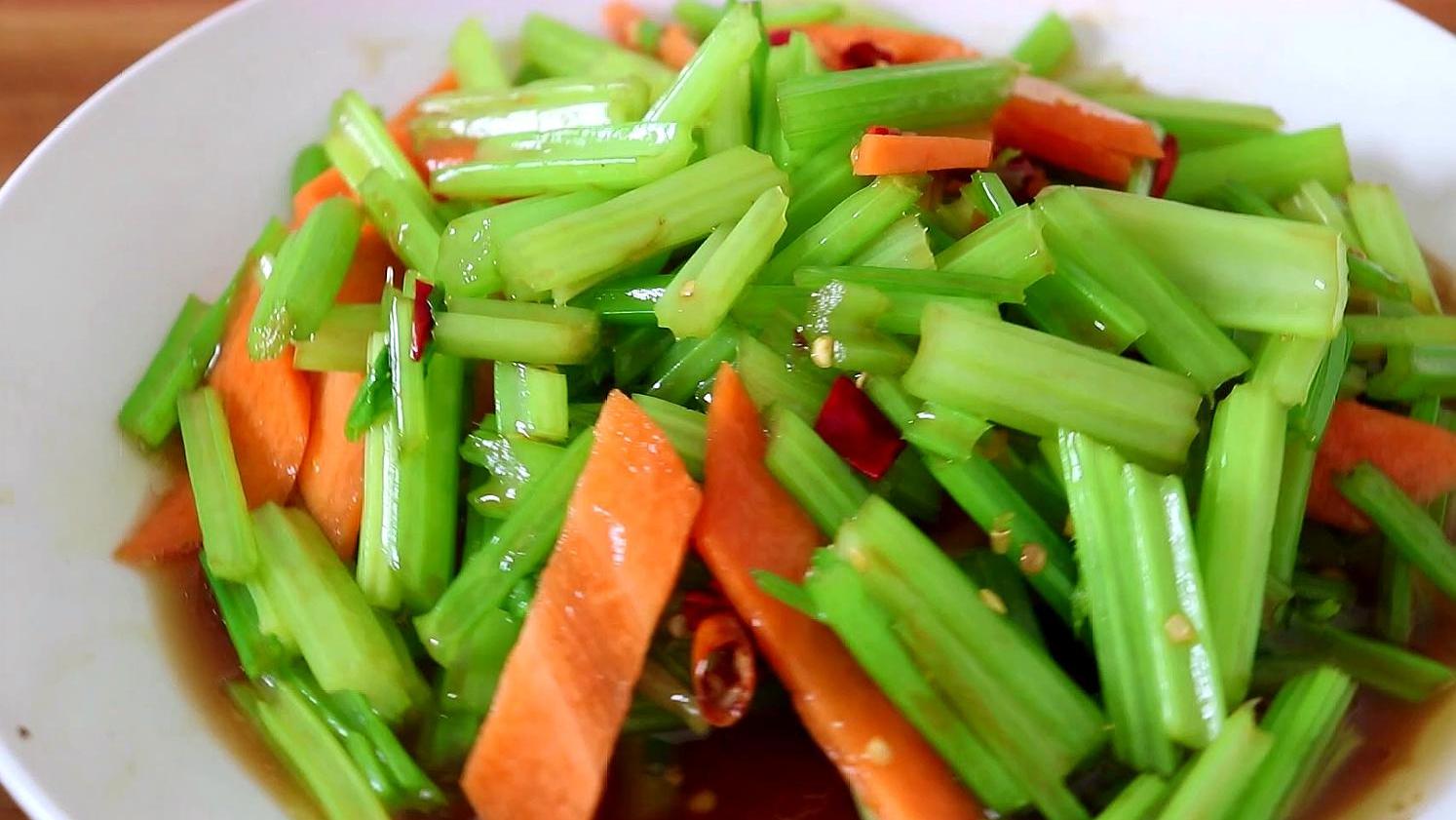 芹菜最好吃的做法，營養解饞，全家都愛吃，一次一大盤不夠吃