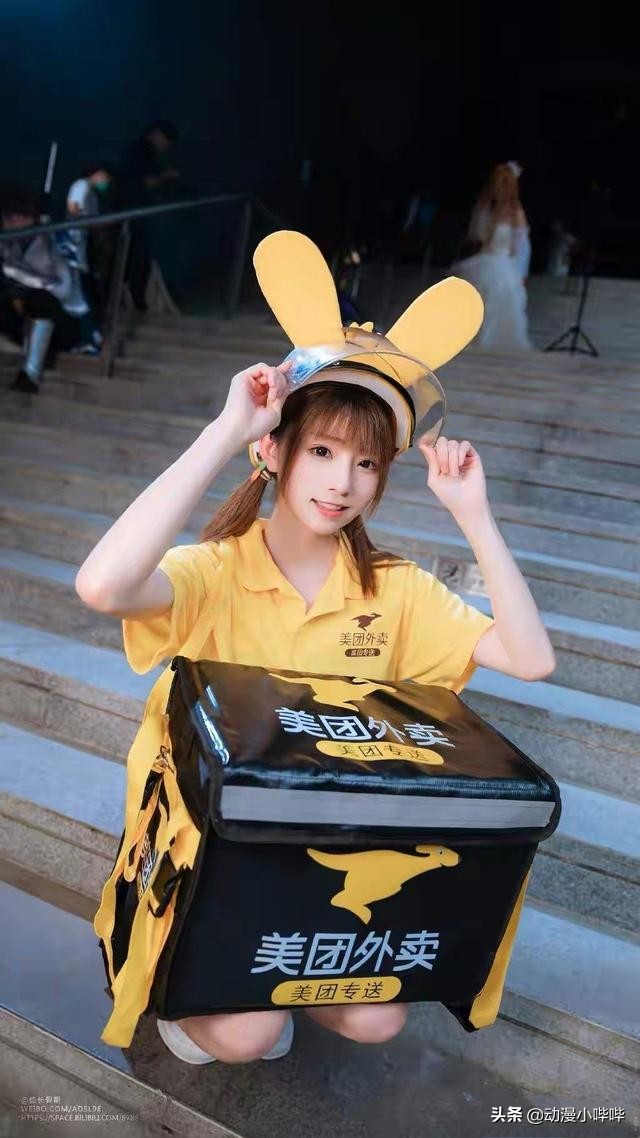 女外賣員為提高收入有多拼？穿黑絲，白絲，連COSPLAY都搬出來了