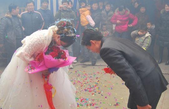 老婆又醜又胖沒工作,我和她離婚媽媽放鞭炮慶祝,沒想到十天不到我倆跪在她面前求原諒! - 愛上世界分享愛|