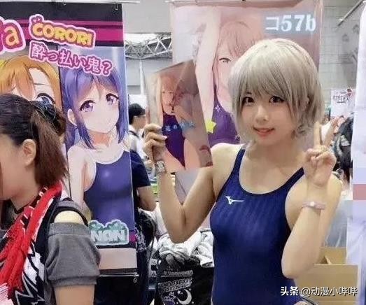 將自己畫二次元的美女畫師，不僅畫技了得，COSPLAY本領也是一流