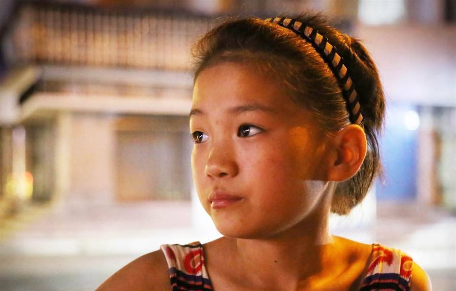 女孩每天「淩晨3點陪爸媽奔波賣瓜」,挺酷熱說「我不怕累,就想黏著爸媽」,父愧疚心酸:實在令人心疼