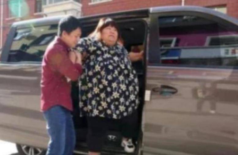 她本是校花,卻被男朋友寵到300斤,睡塌幾張床,如今成這樣