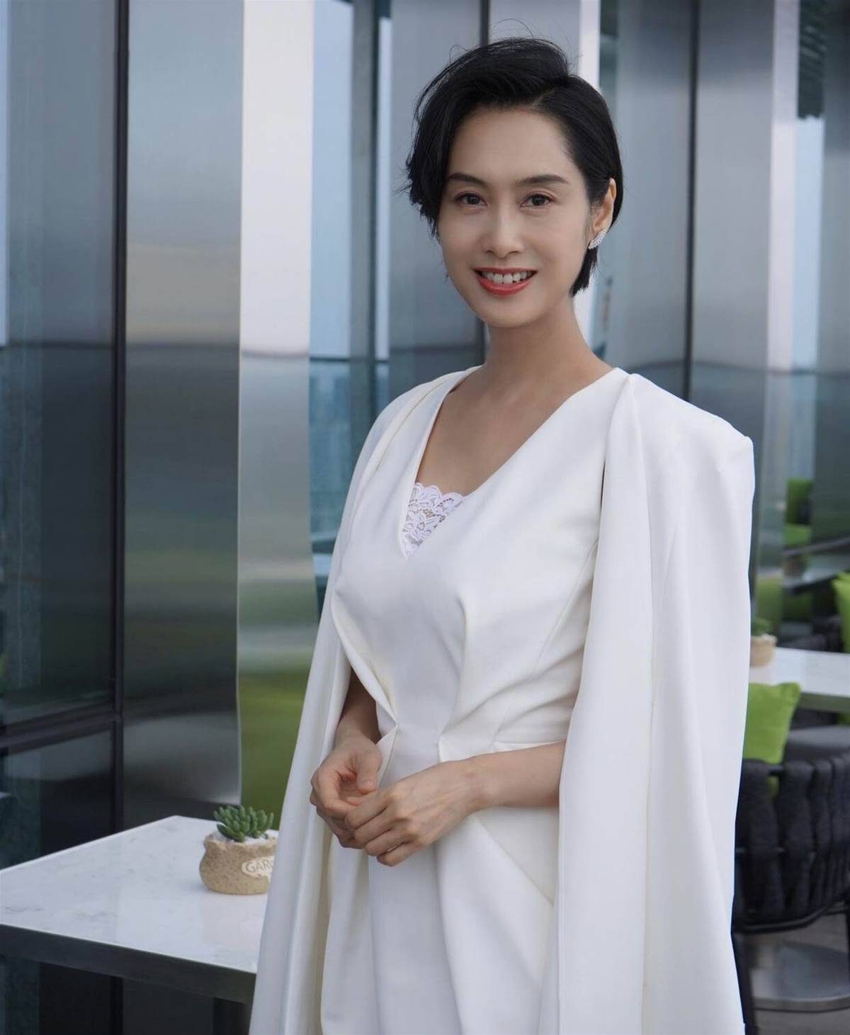「紫霞仙子」朱茵現身接女兒放學,穿破洞褲身材變「五五分」,被嘲昔日女神氣質全無,網友:優雅自然老去,也是一種美
