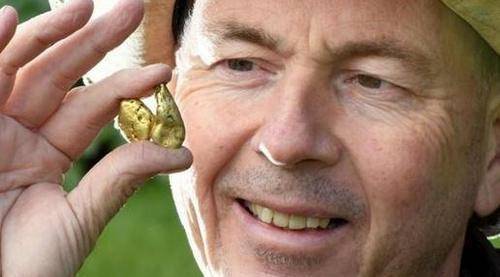 這裡的黃金 被認為是世界上最好的黃金 是世界金價的4倍,上萬人湧入小鎮尋寶