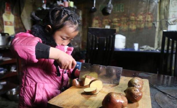 父親坐牢母親改嫁,6歲女童撐起三代之家,網友:懂事的讓人心疼