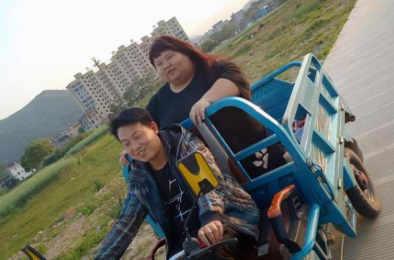 她本是校花,卻被男朋友寵到300斤,睡塌幾張床,如今成這樣