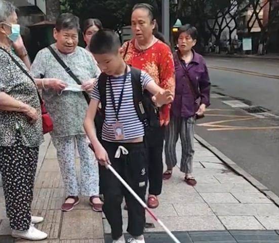 「狠心」媽媽讓失明兒子獨自上學,路人默默伸出援手,感動網友:我終歸會離開,讓他學會獨立。