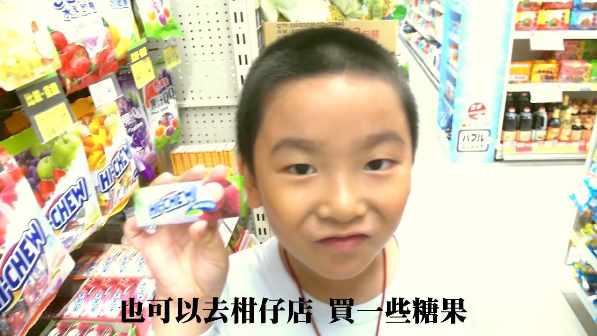 太累坐路邊休息!9歲童「忍熱穿玩偶裝工作」每天步行10公里 為補貼家用「犧牲童年不喊苦」:有錢就能買飯了