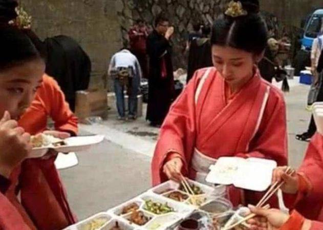東方好萊塢 美女隨手一抓一大把 每個都想一夜成名 蹲路邊吃盒飯司空見慣:只求哪天演技被關註