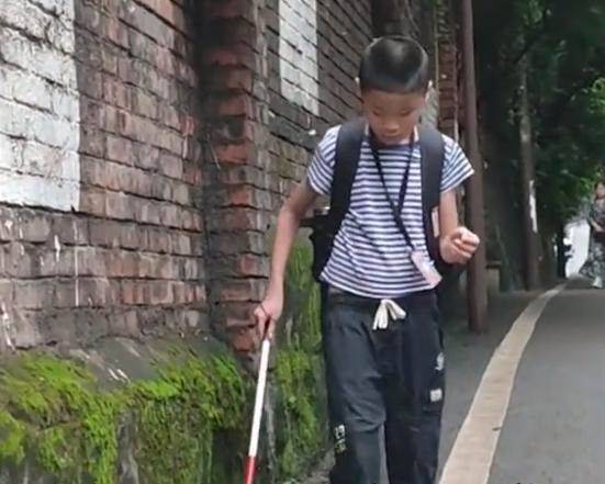 「狠心」媽媽讓失明兒子獨自上學,路人默默伸出援手,感動網友:我終歸會離開,讓他學會獨立。