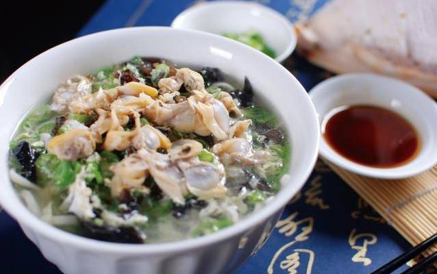 窮孫背奶奶到店吃麵 卻只叫一碗老闆「免費多送一份」持續1年 5年後「經營倒閉」小夥:我送你新店