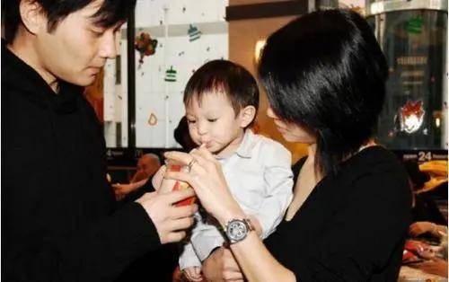 袁詠儀15歲兒子正臉曝光,長相帥氣不輸男團偶像,被贊超過張智霖