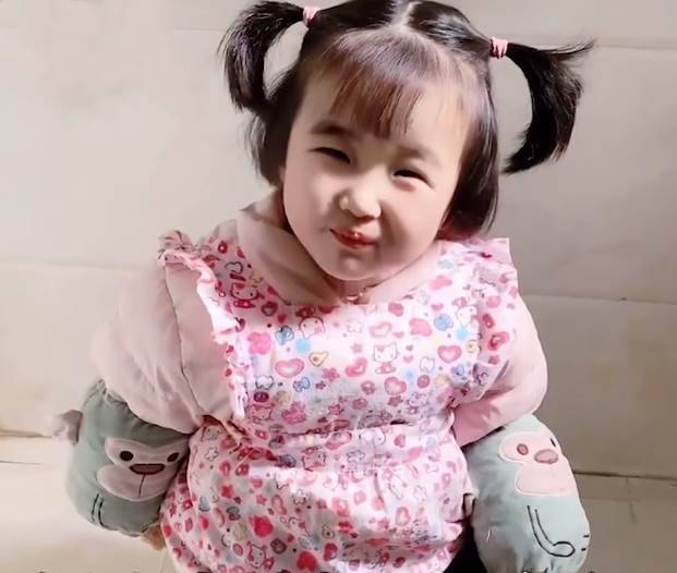 爸和後媽吵架沒做飯 2歲繼女餓到「躲廁所吃餅乾」後媽推門發現「女孩把小餅乾藏身後」心酸和自責