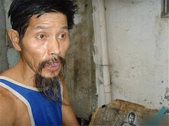 瘋子畫家!他放棄工作「專註畫畫40年」妻離子散 淪落到拾荒用「廢棄木板」做出驚人藝術品