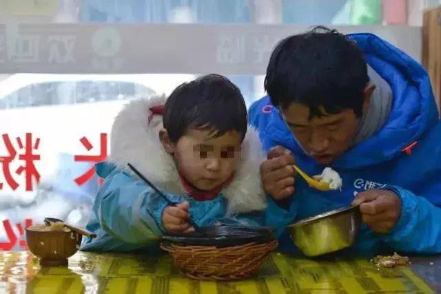 老婆拋下他們！單親爸寒風中「單手抱3歲女兒送外賣」　 「不捨孩子跟他四處奔波」父愛令人動容 