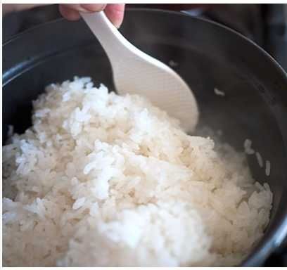他交代女朋友用「3杯水1杯米」煮飯,當煮好打開鍋蓋「傻眼了」網友們也跟著傻眼了