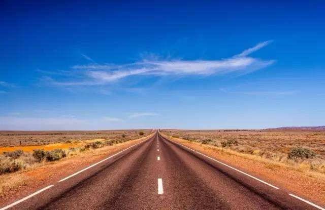 直到打瞌睡的高速路,1000公裏僅10個彎道,因太直司機出現幻覺:特別容易發生事故