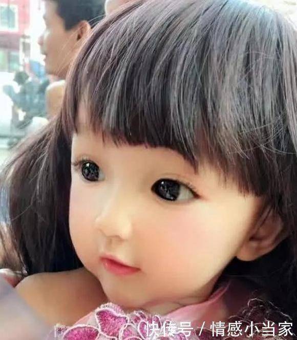 是假人嗎?女孩因太像洋娃娃被質疑 媽媽曬出全家照力證,網友:媽媽更像假人