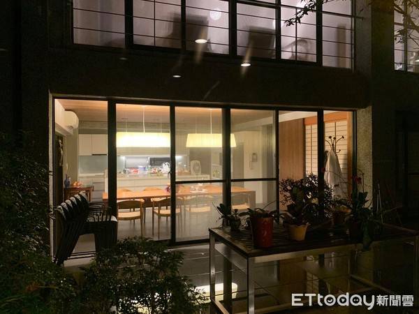 72歲醫生花2年「替失智母打造陽光玻璃屋」母子同住 「全依媽媽需求設計」各自擁空間:想親自守護