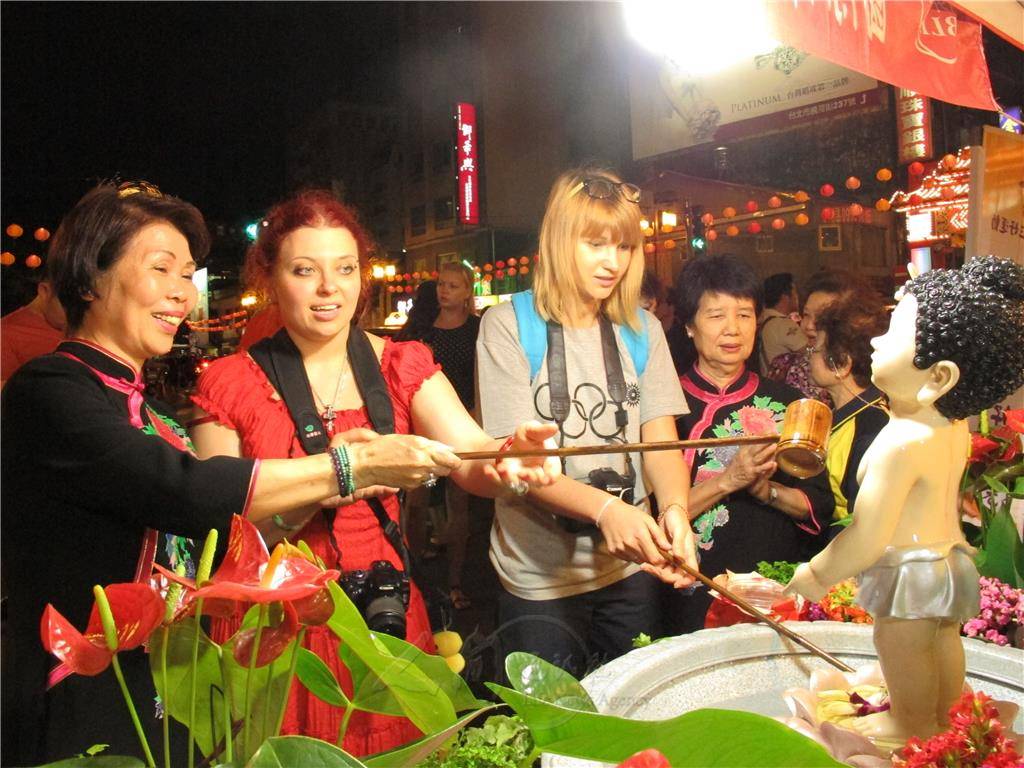 對鏡頭笑開懷!外國人來台灣「豪邁坐龍椅」還拍照打卡 網背後發涼「準備完蛋了」他立刻刪掉照片