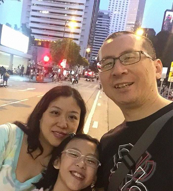 「10年前與10年後」媽媽拍下「女兒+2隻萌毛孩」窩爸爸懷中,每年一張合照暗藏催淚細節:最好的典範