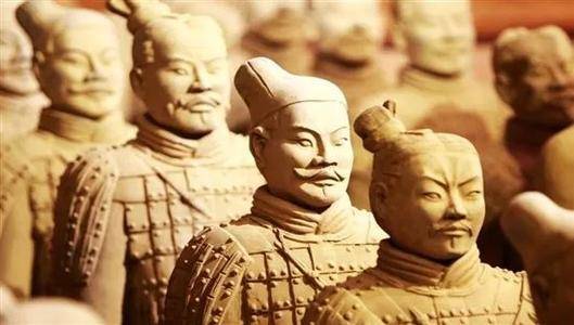 兵馬俑中最神秘一張的臉,僅出現5分鐘,留下一張照片後便消失:陶俑是五顏六色的