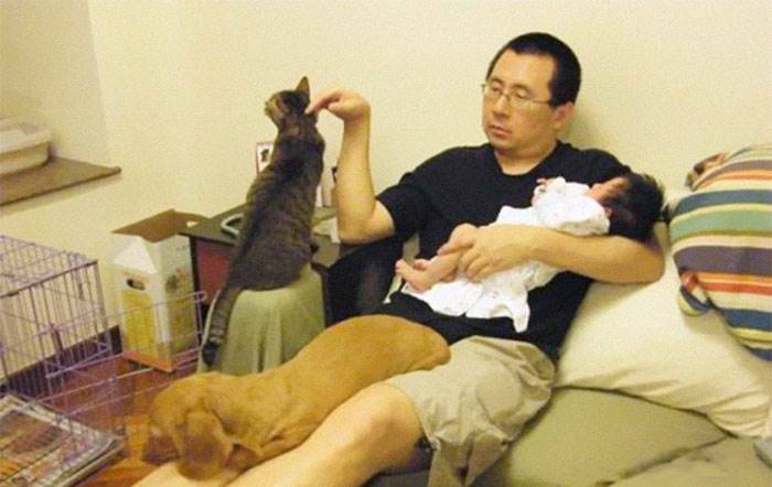 「10年前與10年後」媽媽拍下「女兒+2隻萌毛孩」窩爸爸懷中,每年一張合照暗藏催淚細節:最好的典範
