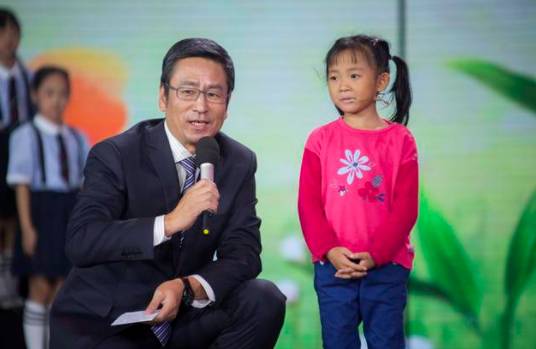 父親坐牢母親改嫁,6歲女童撐起三代之家,網友:懂事的讓人心疼