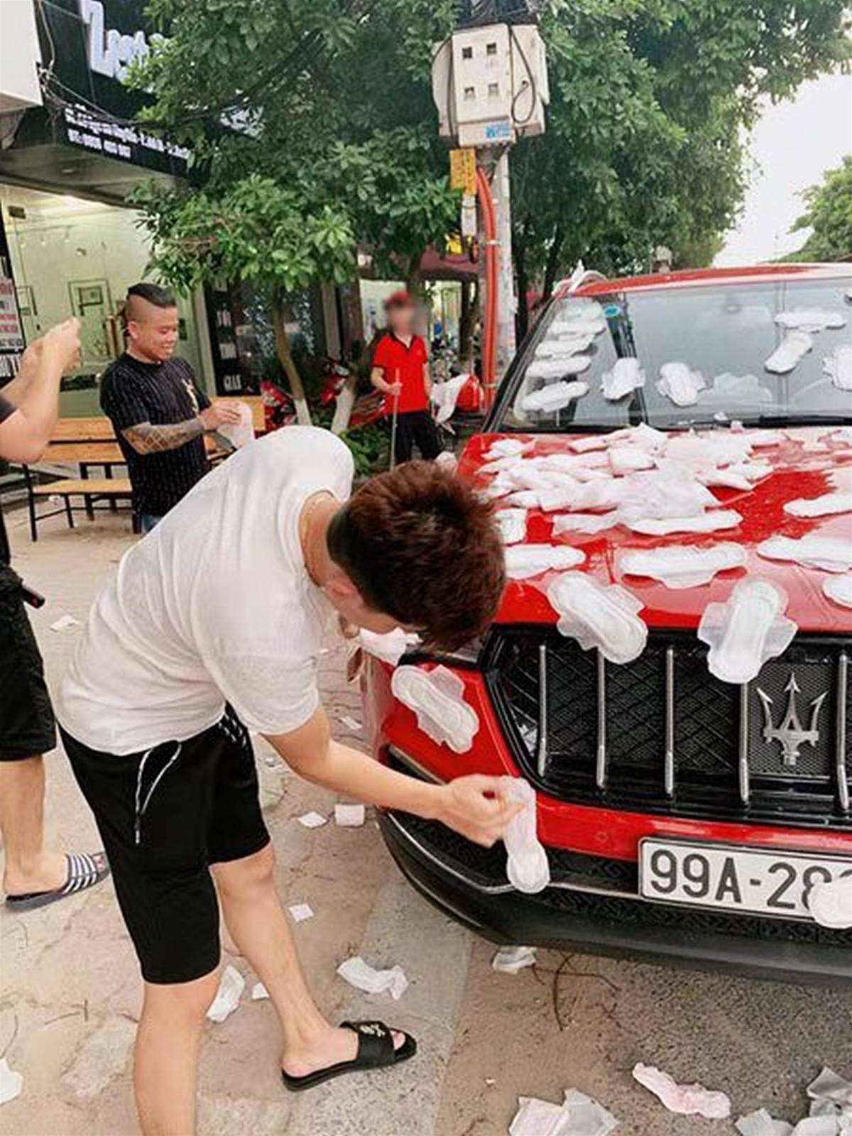 不忍直視!豪車車主買茶路邊亂停,回來蒙了,車身被貼滿「姨媽巾」車主一看都想把車扔了