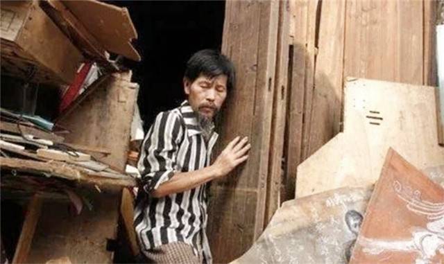 瘋子畫家!他放棄工作「專註畫畫40年」妻離子散 淪落到拾荒用「廢棄木板」做出驚人藝術品