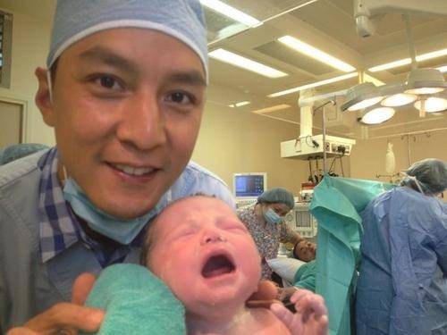 比老婆還緊張!老公陪產「全程不敢睜眼睛」冷汗直流 忍痛「邊出力邊安慰」醫生聽了全笑哭