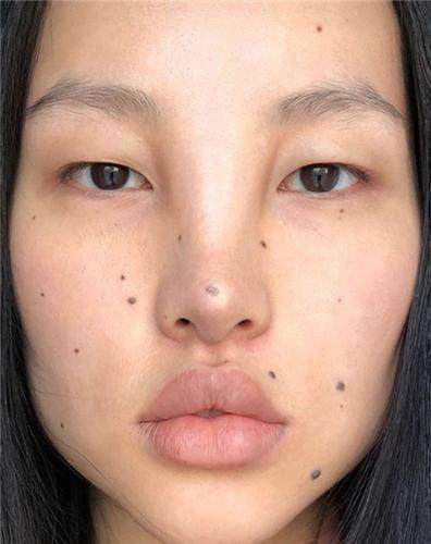 藏族少女「滿臉黑痣+超寬山根」被笑像阿凡達!某天逛街「獨特美被星探發掘」成Dior等知名品牌模特