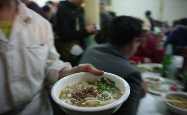 窮孫背奶奶到店吃麵 卻只叫一碗老闆「免費多送一份」持續1年 5年後「經營倒閉」小夥:我送你新店