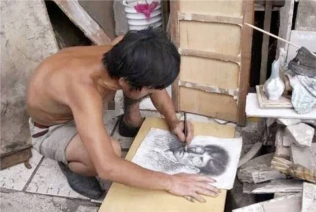 瘋子畫家!他放棄工作「專註畫畫40年」妻離子散 淪落到拾荒用「廢棄木板」做出驚人藝術品