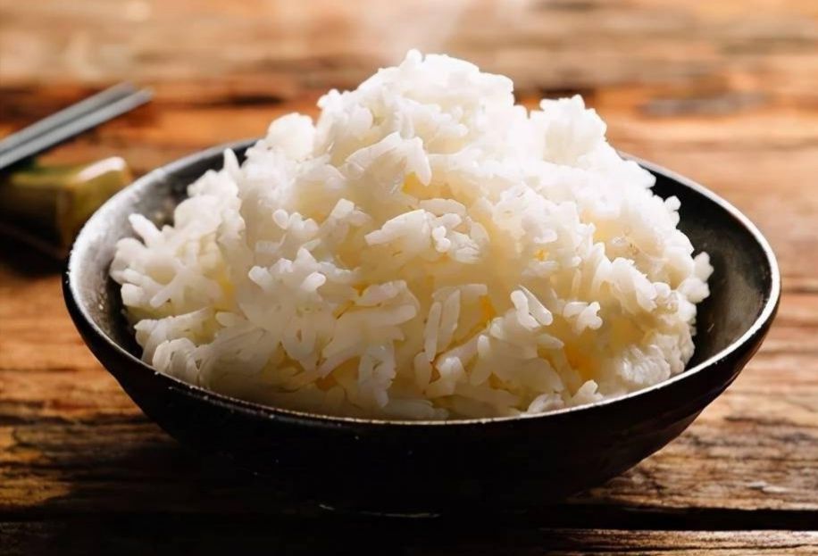 他交代女朋友用「3杯水1杯米」煮飯,當煮好打開鍋蓋「傻眼了」網友們也跟著傻眼了