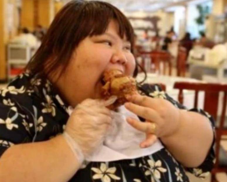 她本是校花,卻被男朋友寵到300斤,睡塌幾張床,如今成這樣