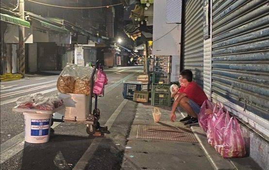 「嬤孫相依為命」靠撿回收生活!阿嬤腳受傷,單親孫擺攤賣甜不辣「賺學費撐家計」,網贊:努力的人一定不會。