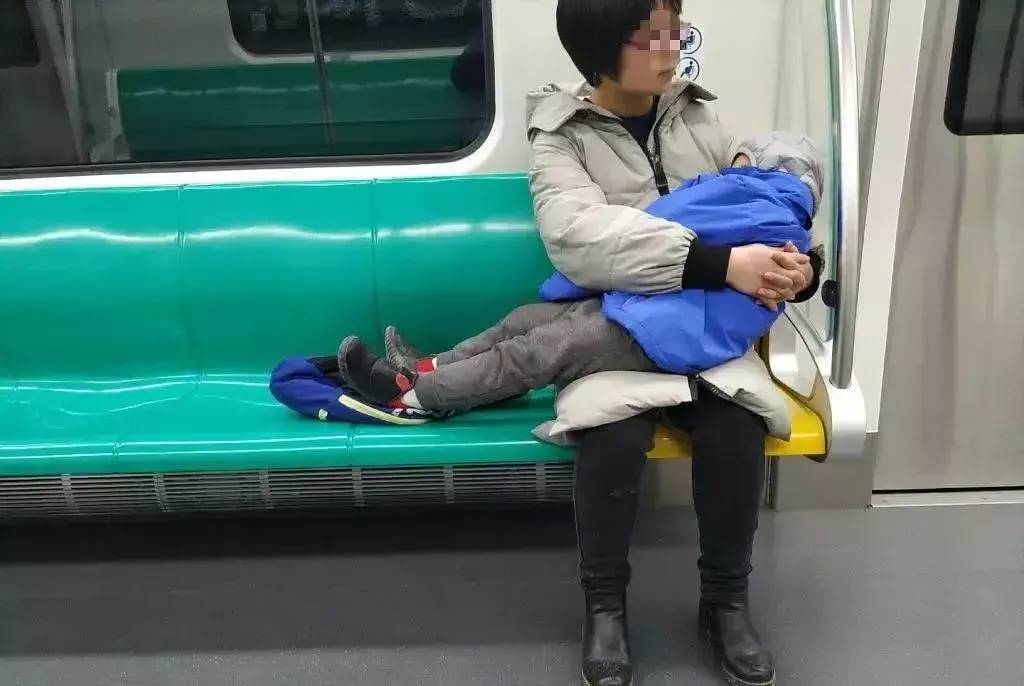 捷運上一對母子火了,細心舉動引來周圍乘客稱讚,網友:最高級的炫富是教養