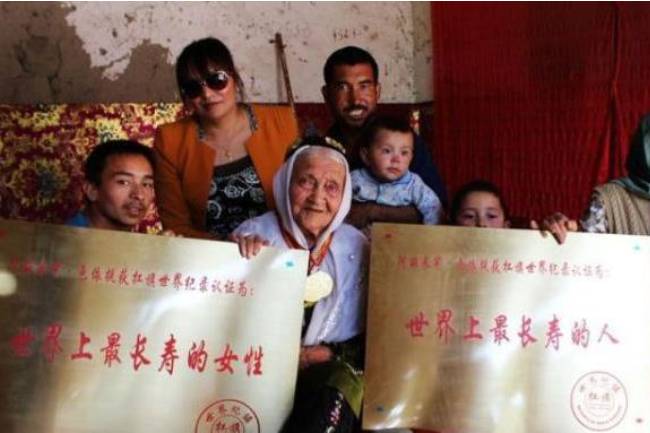 她生於清朝光緒12年 也就是1886年，現今135歲，沒長壽秘訣但愛吃之物：一般人難以下咽