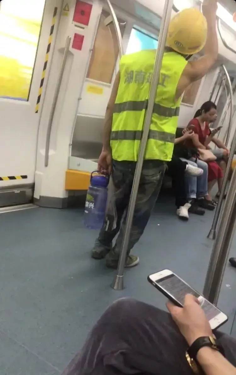 捷運上一對母子火了,細心舉動引來周圍乘客稱讚,網友:最高級的炫富是教養