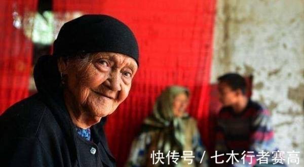 她生於清朝光緒12年 也就是1886年,現今135歲,沒長壽秘訣但愛吃之物:一般人難以下咽