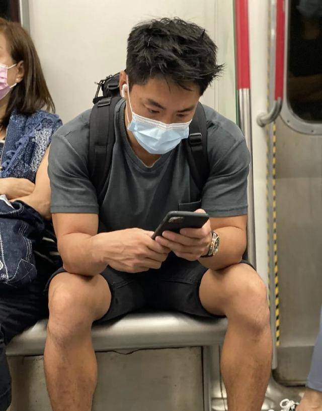帥到不想下車❤️搭地鐵遇到「超壯口罩帥哥」秒心動 神出本尊「換上襯衫不輸韓國歐巴」來頭也超大