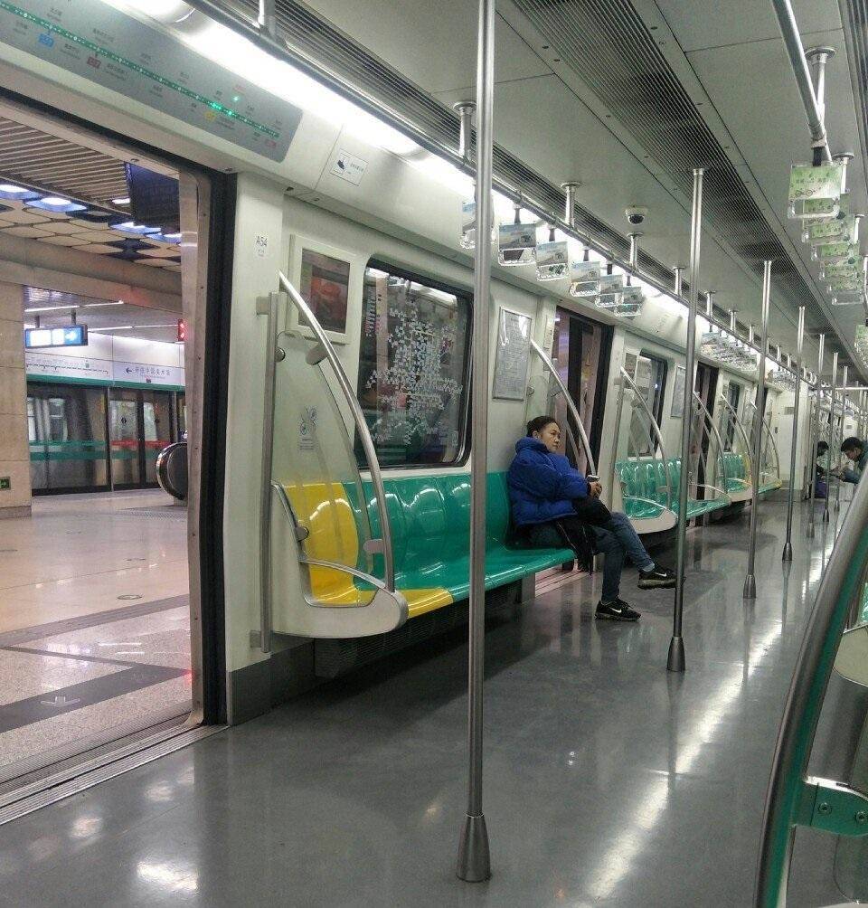捷運上一對母子火了,細心舉動引來周圍乘客稱讚,網友:最高級的炫富是教養